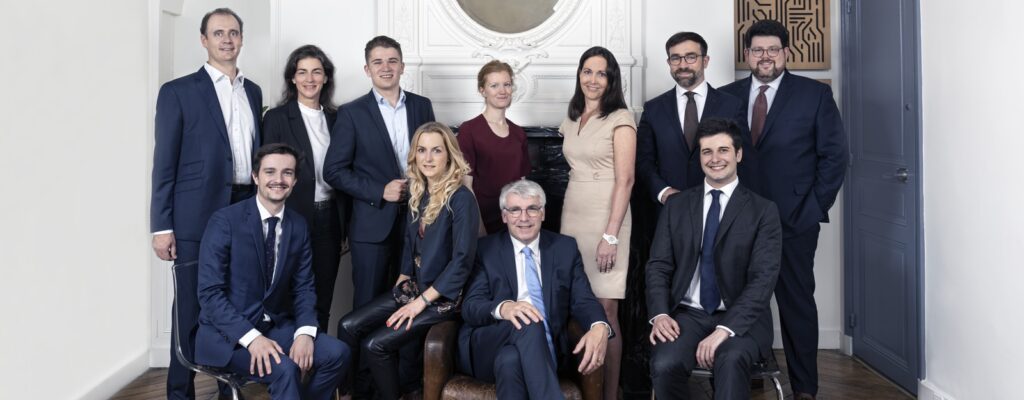 Équipe professionnelle posant dans un bureau élégant