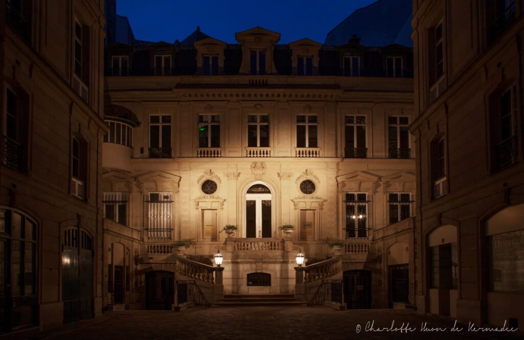 Façade d'un immeuble haussmannien à Paris, illustrant le recrutement de dirigeants dans l'immobilier